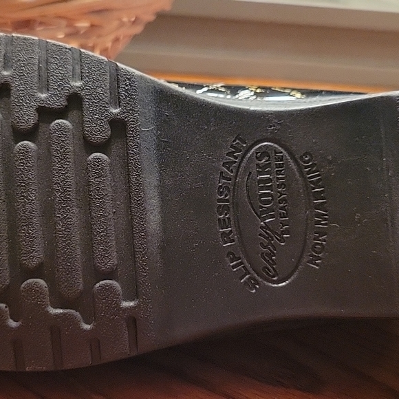 Easy Street Tiffany size 8 Nurse shoes - Picture 2 of 3